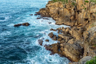 Atlantik Okyanusu 'nun dalgaları sarp kayalıklara vuruyor