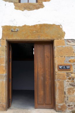 Umumi tuvalete giriş, eski taş bina, tuvalet tabelası.