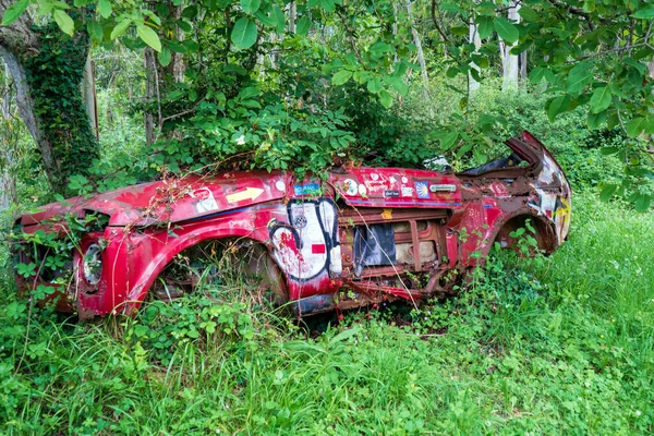 Stary Zardzewiały Korpus Samochodu Lada Niva Porośnięty Trawą Trasa Camino — Zdjęcie stockowe