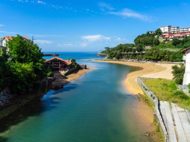 Rio Lea Nehri 'nin Lekeitio' daki Atlantik Okyanusu ile birleşmesi. İspanya 'nın Lea Bask Bölgesi nehrinin ağzı.