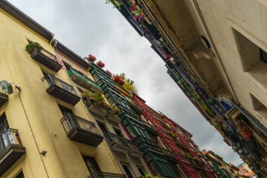 Dar sokaklar renkli balkonlarla, açı manzaralı, Bilbao, İspanya