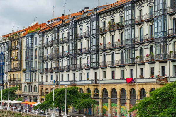Kleurrijke Architectuur Appartementengebouwen Prachtig Balkon Bilbao Spanje — Stockfoto