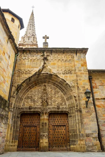 stock image Facade and gates, Old wooden doors Cathedral of Santiago, Bilbao, Spain