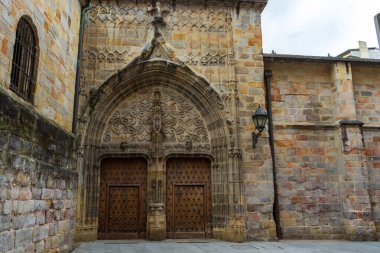 Ön cephe ve kapılar, Santiago 'nun eski ahşap kapıları, Bilbao, İspanya. Santiago de Bilbao Katedrali