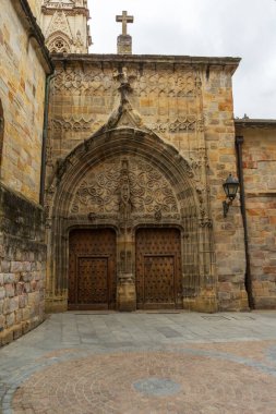 Ön cephe ve kapılar, Santiago 'nun eski ahşap kapıları, Bilbao, İspanya. Santiago de Bilbao Katedrali