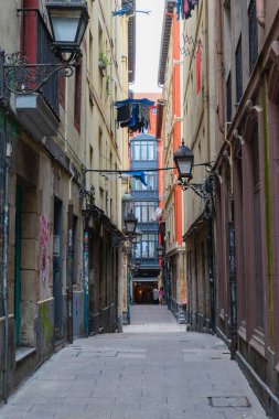 11.06.2022 - Bilbao, Bask Bölgesi, İspanya: Eski şehrin dar sokakları, Bilbao, Bask Ülkesi