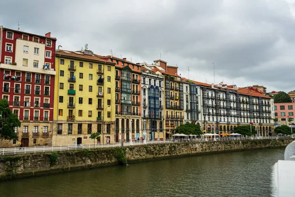 Bilbao Spanje 2022 Heldere Veelkleurige Huizen Aan Rivier Nervion Kleurrijke — Stockfoto