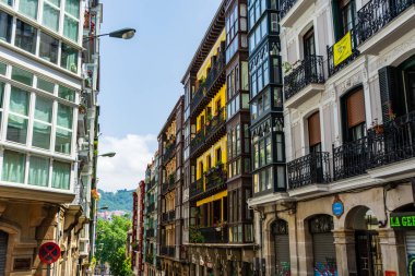 Bilbao, Bask Ülkesi, İspanya - 106 2022: renkli balkonları olan dar sokaklar, Bilbao, İspanya