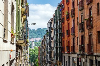 Bilbao, Bask Ülkesi, İspanya - 106 2022: renkli balkonları olan dar sokaklar, Bilbao, İspanya.