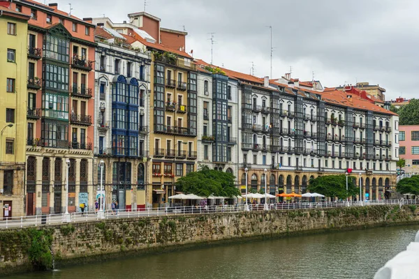 Bilbao Spanje 2022 Heldere Veelkleurige Huizen Aan Rivier Nervion Kleurrijke — Stockfoto