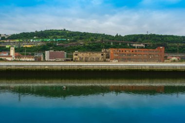 Nervion Nehri boyunca terk edilmiş sanayi binaları, Bilbao Bask Ülkesi, İspanya