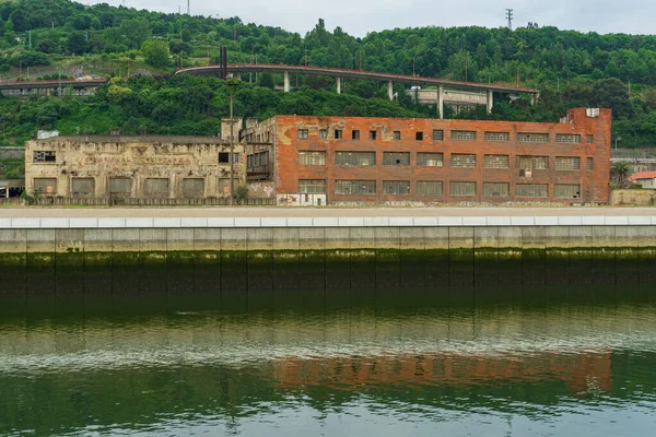 Nervion Nehri boyunca terk edilmiş sanayi binaları, Bilbao Bask Ülkesi, İspanya