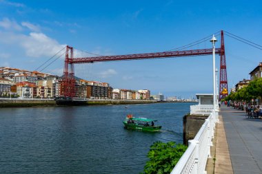 Portugalete, İspanya - 12.06.2022: Portekiz 'deki Bizkaia süspansiyon ışınlama köprüsü Puente de Vizcaya, İspanya