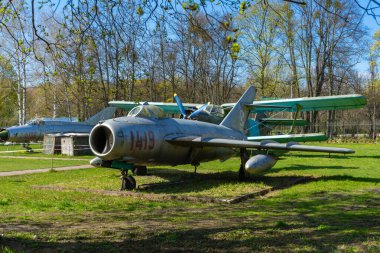 Denetleme için kullanımdan kaldırılan savaş uçağı MiG-17 bölgede..
