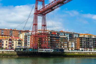 Portugalete, İspanya - 12.06.2022: Portekiz 'deki Bizkaia süspansiyon ışınlama köprüsü Puente de Vizcaya, İspanya