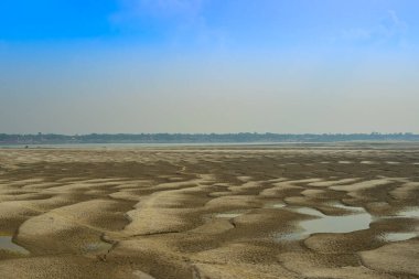 Padma Nehri 'nin kıyısındaki kumsallar Ganj, Bangladeş