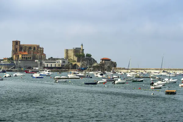 stock image 14.06.2022 - Castro Urdiales, Spain: View of the Church of Santa Maria de la Asuncion Castro Urdiales Santa Ana Castle.