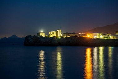 Santa Maria de la Asuncion Kilisesi 'nin gece manzarası Castro Urdiales Santa Ana Kalesi.