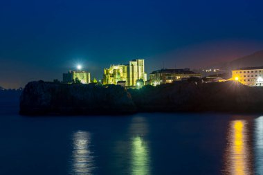 Santa Maria de la Asuncion Kilisesi 'nin gece manzarası Castro Urdiales Santa Ana Kalesi.