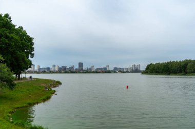 Göl şehrin yerleşim alanına yakındır. Minsk, Belarus