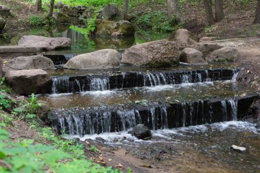 Şehir parkındaki bir derede küçük yapay bir şelale. Minsk, Belarus