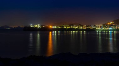 Santa Maria de la Asuncion Kilisesi 'nin gece manzarası Castro Urdiales Santa Ana Kalesi.