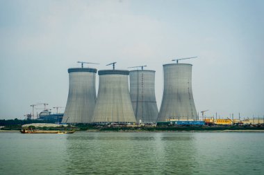 Bangladeş 'teki Ruppur Nükleer Santrali' nin soğutucu kuleleri. Nehrin manzarası