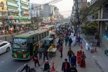 Dhaka, Bangladeş - 05.16.2023: Trafiği ve insanları olan Dhaka Caddesi.