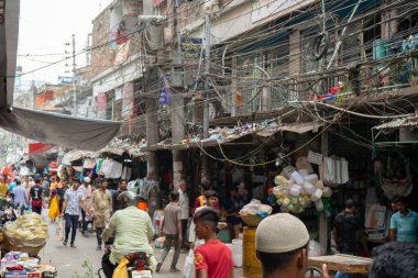 Bangladeş, Rajshahi - 04.21.2023: Bangladeş, Radshahi 'de kablolar ve kablolar birbirine karıştı