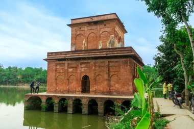 Tarapur, Puthia, Bangladeş - 04.21.2023: Tarapur Mandir Puthia Upazila, Rajshahi Tümeni, Bangladeş 'teki Puthia Tapınağı Kompleksi' nin Hindu tapınağıdır.