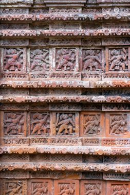 Puthia dini kompleksi, Rajshahi, Bangladeş 'teki Govinda tapınağındaki oyulmuş terasotta' nın yakın görüntüsü.