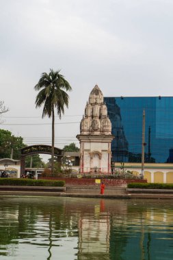 Bangladeş, Rajshahi - 04.21.2023: Hindu Tapınağı Matematik Pukur göleti ve Showroom Sopura İpek Fabrikaları Ltd, Rajshahi, Bangladeş