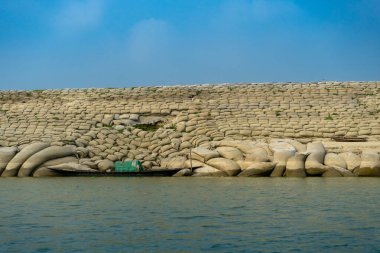 Kum torbaları, nehir kıyısını erozyon ve selden korumak için jeobaglar. Bangladeş, Padma Nehri