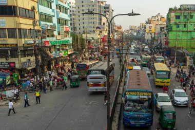 Dhaka, Bangladeş - 05.16.2023: Dhaka trafiğinde trafik sıkışıklığı ve otobüsler