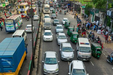 Dhaka, Bangladeş - 05.16.2023: Dhaka trafiğinde trafik sıkışıklığı ve otobüsler