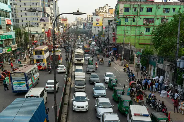 Dhaka, Bangladeş - 05.16.2023: Öğleden sonra Dhaka 'da trafik sıkışıklığı ve otobüslerle dolu yoğun yol