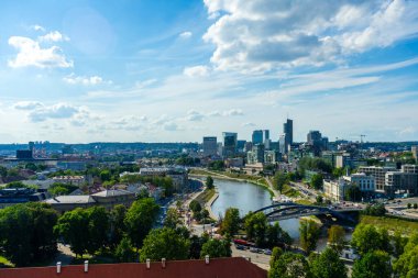 Vilnius, Litvanya - 07.09.2024: Litvanya 'nın başkenti Vilnius şehri. Gediminas Kulesi 'nden görüntüle