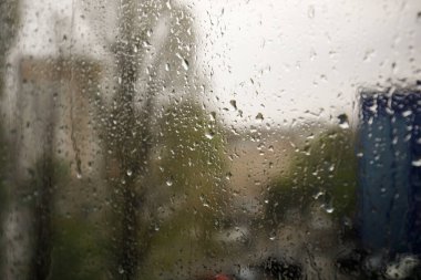 Doğal yağmur damlaları olan bir pencere camı (su damlası))