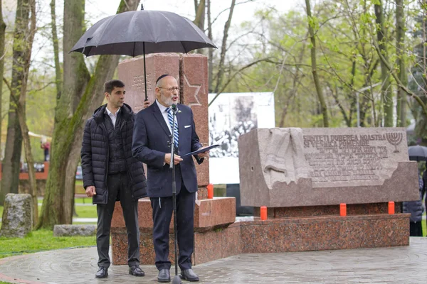 Chisinau, Moldova - 21 Nisan 2023: Moldova Cumhuriyeti 'nin İsrail Büyükelçisi Joel Lyon, 1903 yılında Chisinau' daki Yahudi Pogrom 'unun kurbanlarının anısına düzenlenen mitinge katıldı.