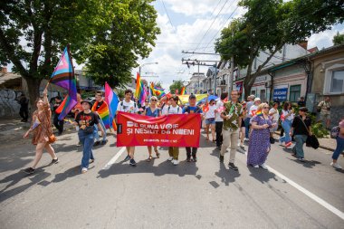 Chisinau, Moldova - 18 Haziran 2023: Moldova LGBT + Toplum Festivali kapsamında düzenlenen Onur Yürüyüşü