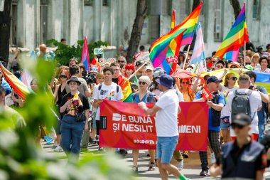 Chisinau, Moldova - 18 Haziran 2023: Moldova LGBT + Toplum Festivali kapsamında düzenlenen Onur Yürüyüşü