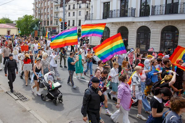 Chisinau, Moldova - 18 Haziran 2023: Moldova LGBT + Toplum Festivali kapsamında düzenlenen Onur Yürüyüşü
