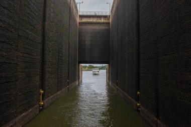 14 Jan. 2023. Barra Bonita - Brazil: Tour boat with tourists sailing towards the Barra Bonita lock, used to bridge the gaps between the upper and lower levels of the dam.