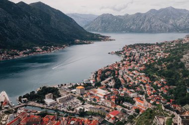 Karadağ 'ın eski Kotor ve Kotor Körfezi' nin havadan görünüşü - Avrupa 'nın en popüler turizm beldeleri