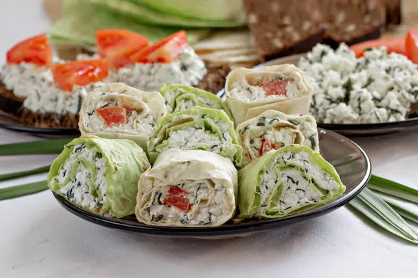 Süzme peynirli sebze dürümleri, domates ve yeşillikler yakın plan.