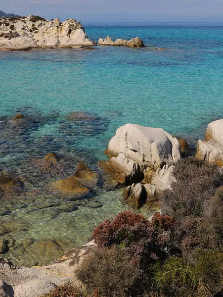 Kavourtrypes sahilinin Rocky Sahili, Halkidiki, Sithonia, Yunanistan. Gök mavisi temiz su.