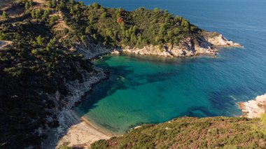 Sithonia, Halkidiki, Yunanistan 'da yer alan kalp şeklinde güzel plajın hava panoramik manzarası
