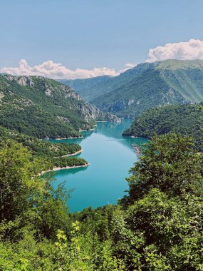 Karadağ 'ın dağlarındaki turkuaz göl. Piva Ulusal Parkı. Pivsko oko, Pluzine, Karadağ