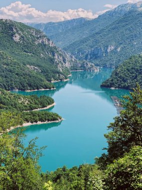 Karadağ 'ın dağlarındaki turkuaz göl. Piva Ulusal Parkı. Pivsko oko, Pluzine, Karadağ