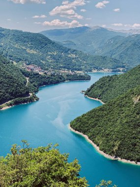 Piva Gölü, Karadağ. Tepenin tepesinden hava manzarası.